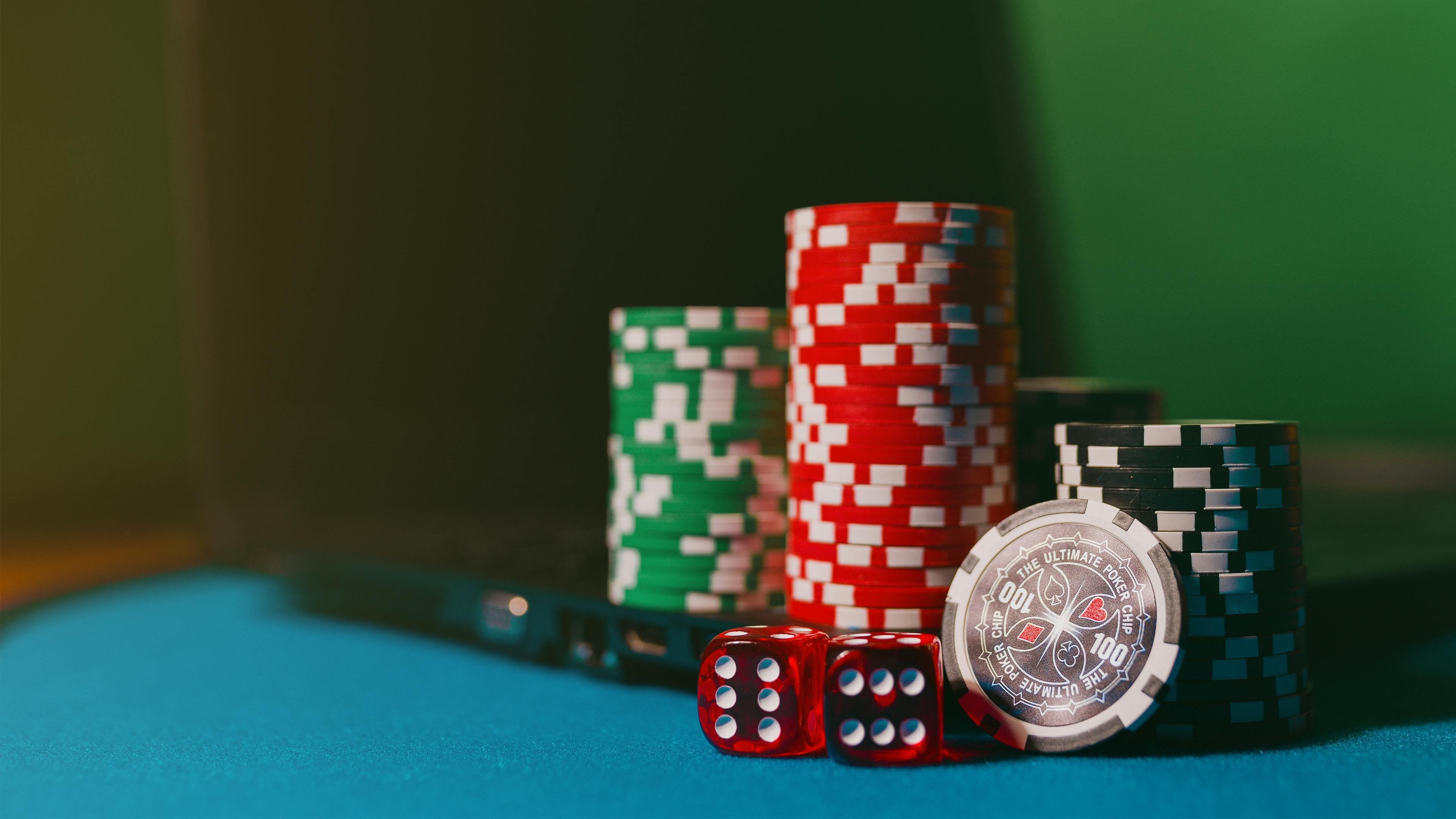 Dealer profesional di meja Sic Bo orisgaming dengan streaming video berkualitas tinggi
